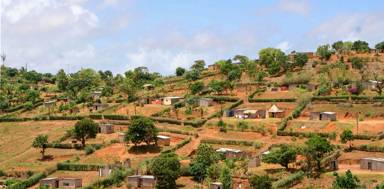 By i Mocambique, belägen på en kulle.