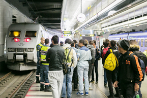 Migranter på tågperrong i Malmö.
