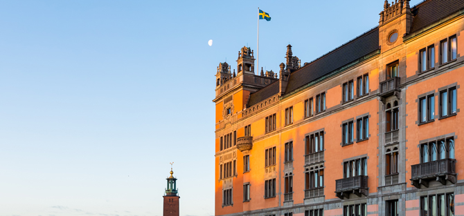 Rosenbad i kvällssol, i bakgrunden syns Stockholms stadshus.