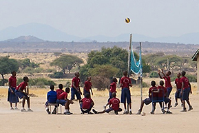 Barn i Tanzania spelar volleyboll.