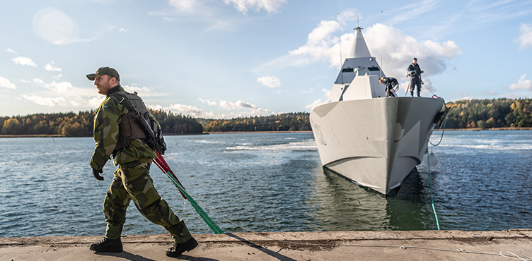 Sjöman/militär som håller förtöjningstross till krigsfartyg.