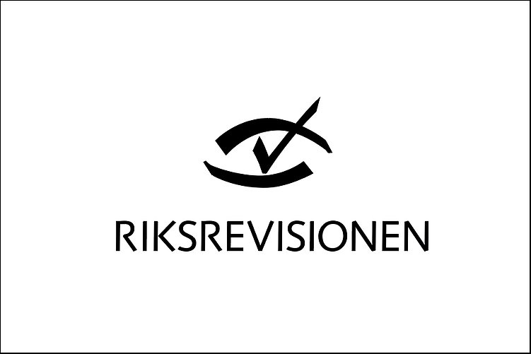 Riksrevisionens logotyp i svartvitt: Ett stiliserat öga med en bock i